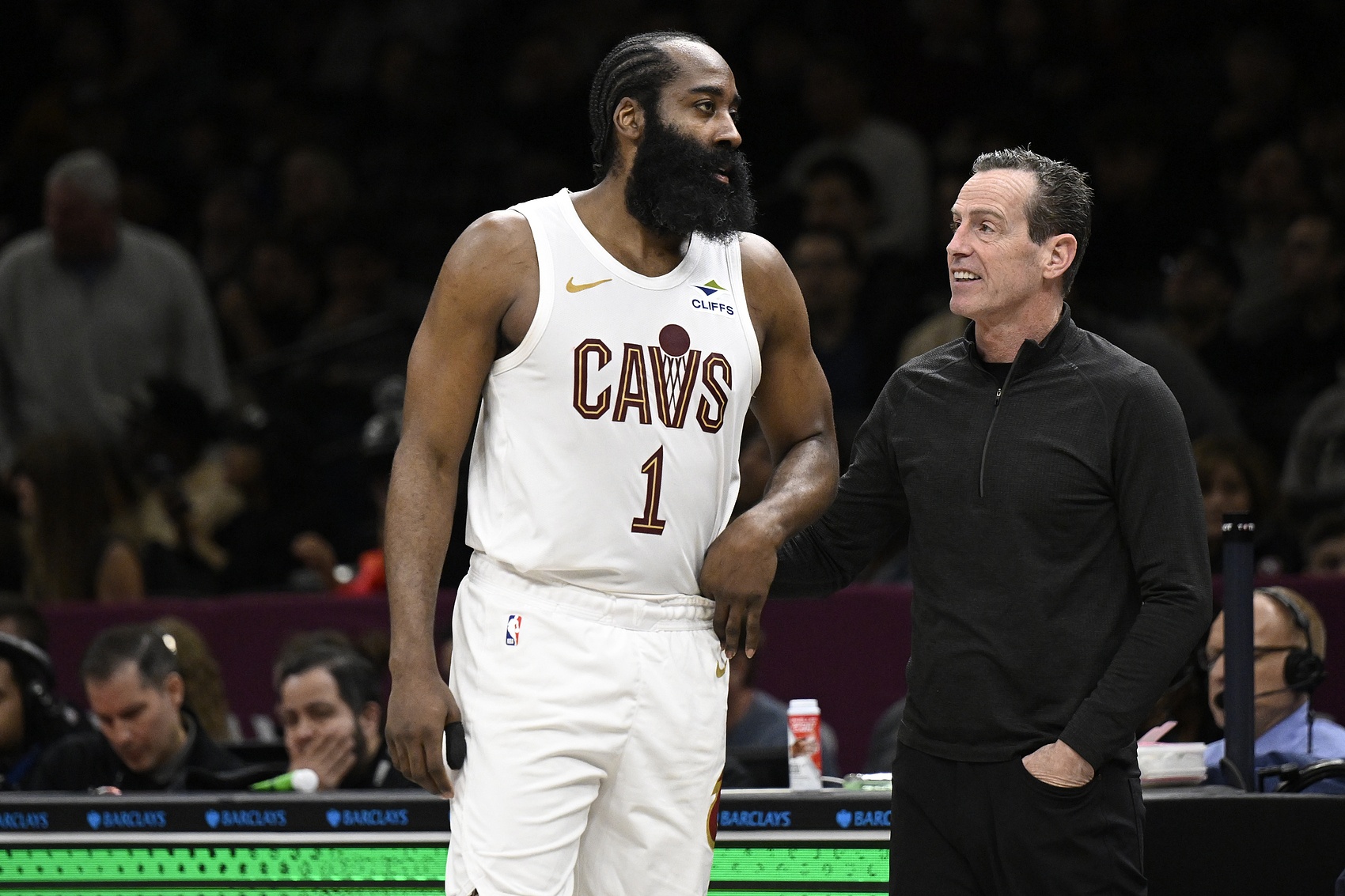 马刺118-91雷霆扳平总分 卡特·布莱恩特强硬犯规引发热议